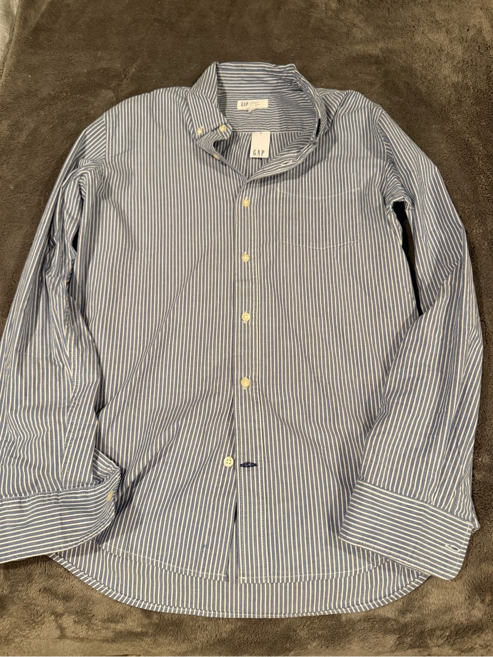 GAP Men's Narrow Blue and White Striped Button-Down Shirt